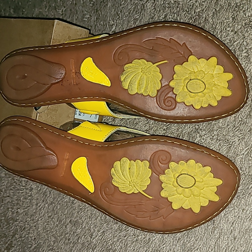 Born studded thong yellow sandals. Size 10 - Picture 2 of 5